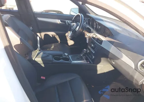 2013 Mercedes-Benz C 300 Luxury 4Matic/Sport 4Matic z USA, uszkodzony, nr VIN WDDGF8AB6DR289663